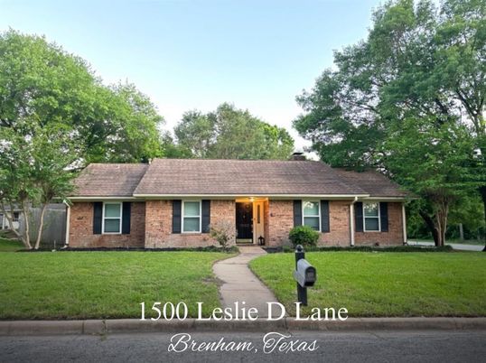 Exterior, Facade, Brick Facade, Ranch