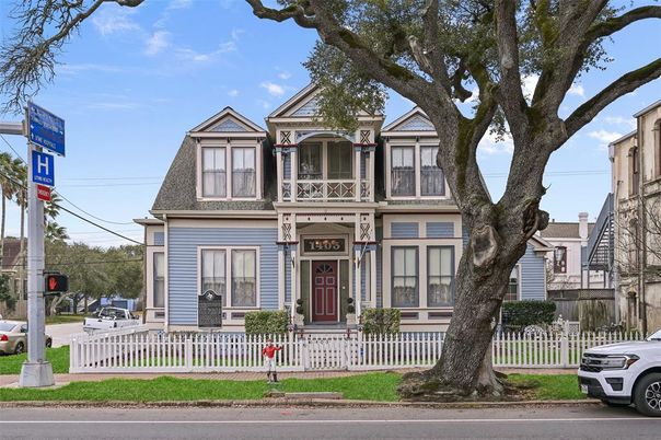 Exterior, Facade, Queen Anne Victorian