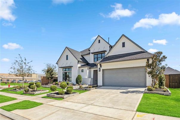 Attached, Exterior, Facade, Farmhouse