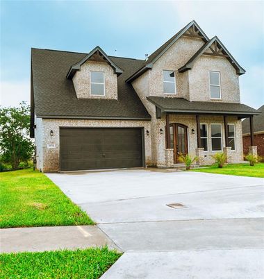 Attached, Exterior, Facade, Brick Traditional