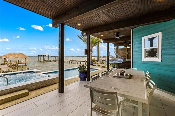 Exterior, Hot Tub, Pool, Water