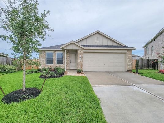 Attached, Exterior, Facade, Ranch