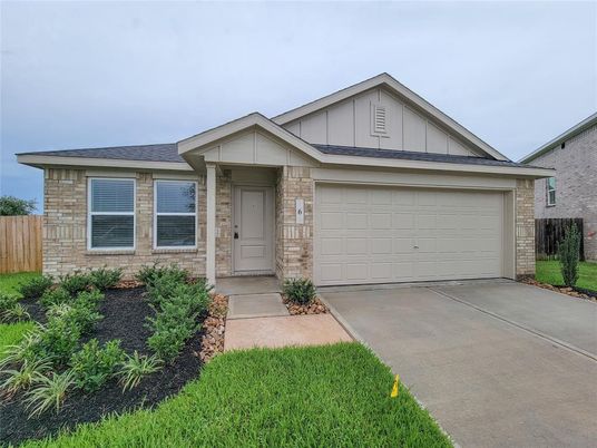 Attached, Exterior, Facade, American Craftsman