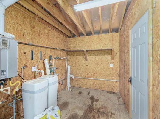 Interior, Washer, Wooden Beams
