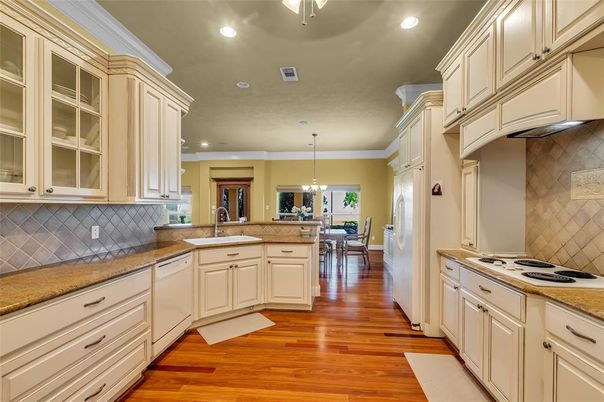 Chandelier, Dining room, Interior, Kitchen, Pendant Lights, Recessed Lighting, Wood Texture Flooring