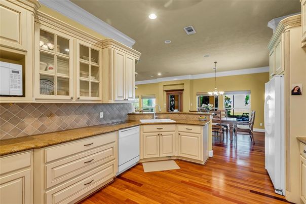 Chandelier, Dining room, Interior, Kitchen, Pendant Lights, Recessed Lighting, Wood Texture Flooring