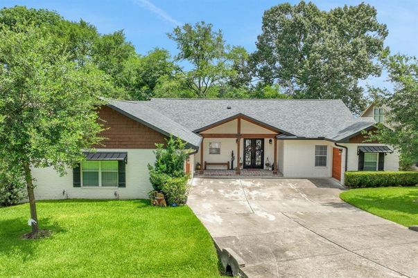 Backyard, Exterior, Facade, Ranch