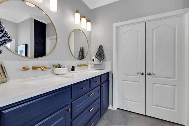Bathroom, Dual Sink Vanities, Interior