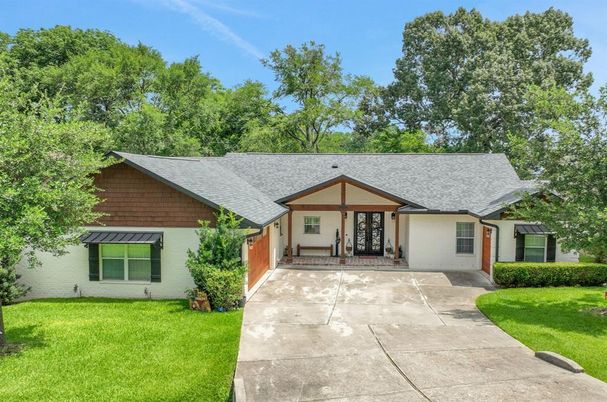 Exterior, Facade, Ranch