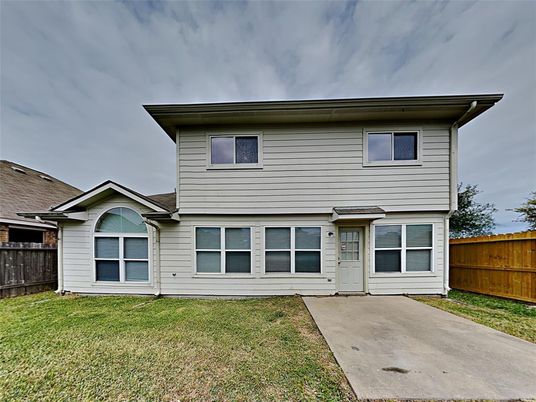 Exterior, Facade, Split Level