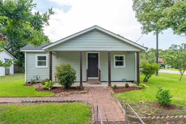 Exterior, Facade, Ranch