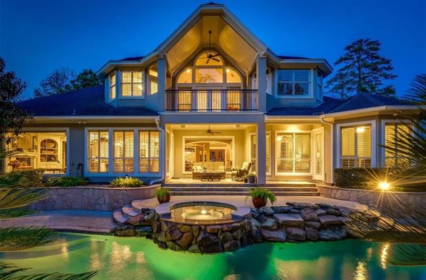 Exterior, Facade, Pool, Farmhouse