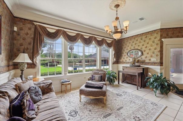 Chandelier, Interior, Living room