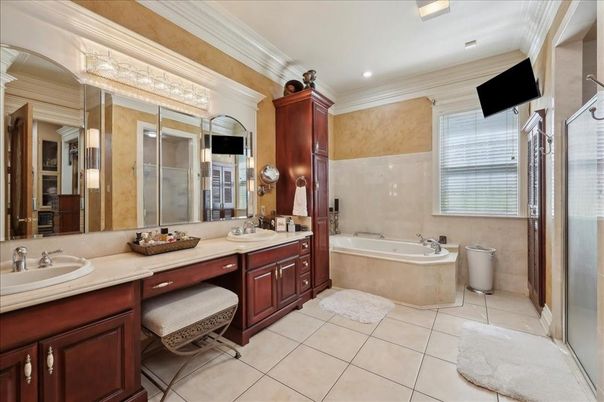 Bathroom, Dual Sink Vanities, Interior, Recessed Lighting