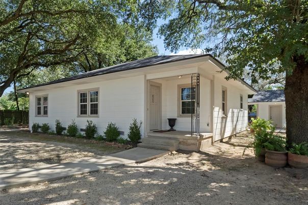 Exterior, Facade, Ranch