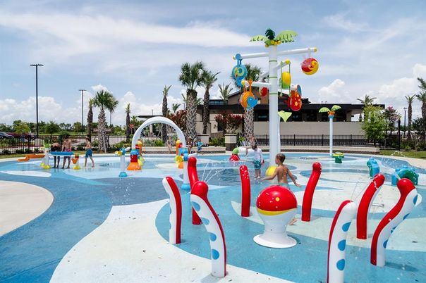Exterior, Playground, Pool