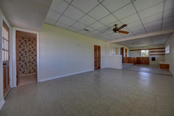 Empty room, Interior