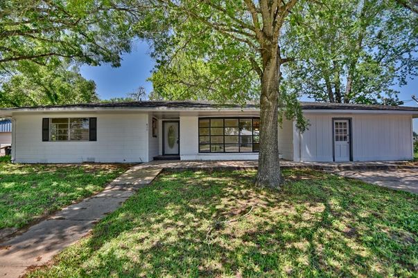 Backyard, Exterior, Facade, Ranch