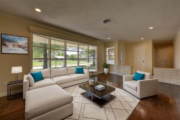 Interior, Living room, Recessed Lighting, Wood Texture Flooring