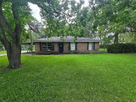 Backyard, Exterior, Facade, Brick Facade, Ranch