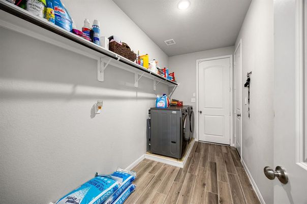 Interior, Recessed Lighting, Washer, Wood Texture Flooring