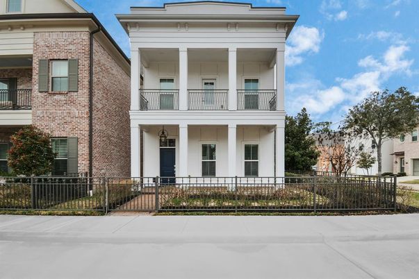 Exterior, Facade, Brick Facade, American Foursquare