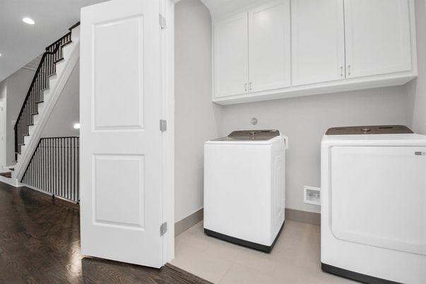 Interior, Recessed Lighting, Washer, Wood Texture Flooring