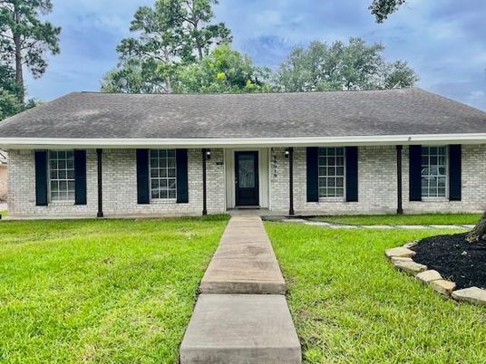 Backyard, Exterior, Facade, Brick Facade, Ranch