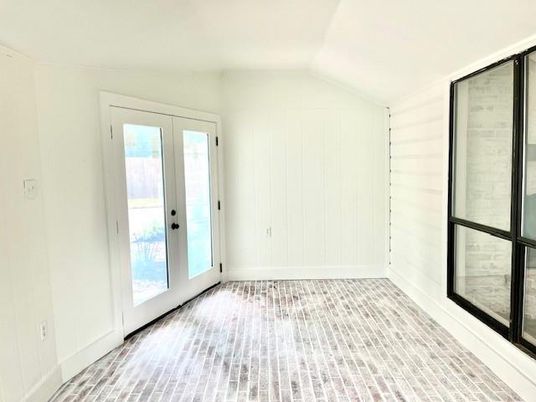 Empty room, Interior