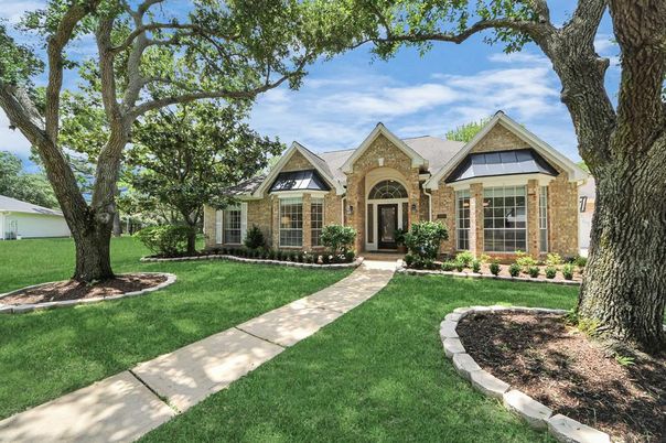 Exterior, Facade, Brick Facade, Brick Traditional