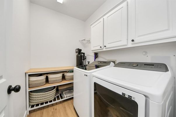 Interior, Washer, Wood Texture Flooring