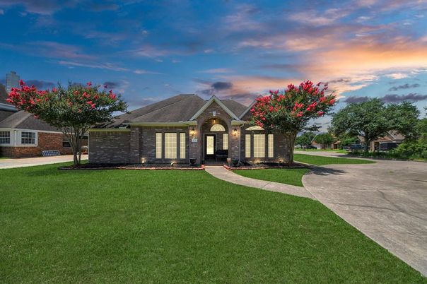 Backyard, Exterior, Facade, Brick Facade, Brick Traditional