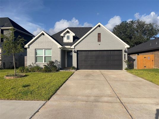 Attached, Exterior, Facade, Ranch