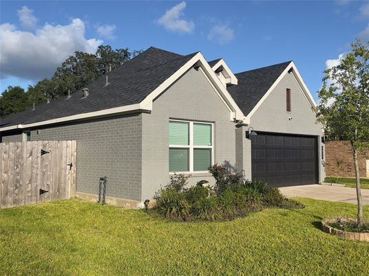 Attached, Exterior, Facade, Ranch