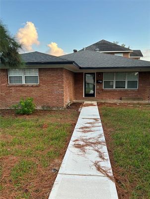 Backyard, Exterior, Facade, Brick Facade, Ranch