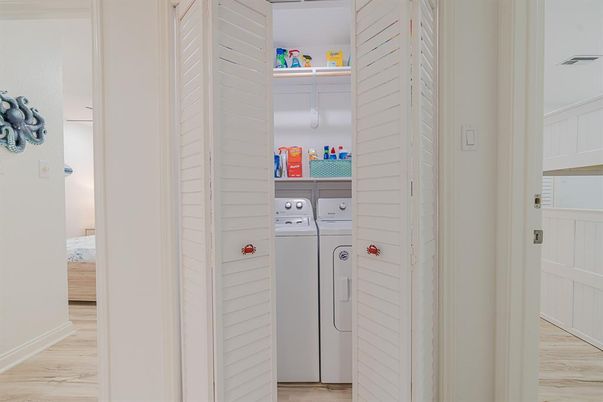 Interior, Utility Closets, Washer, Wood Texture Flooring