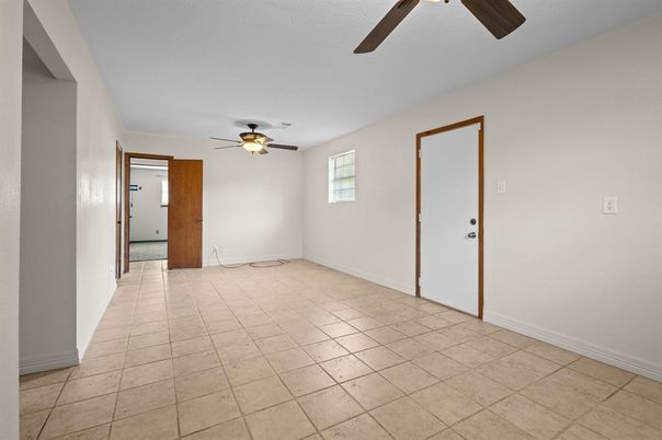 Empty room, Interior