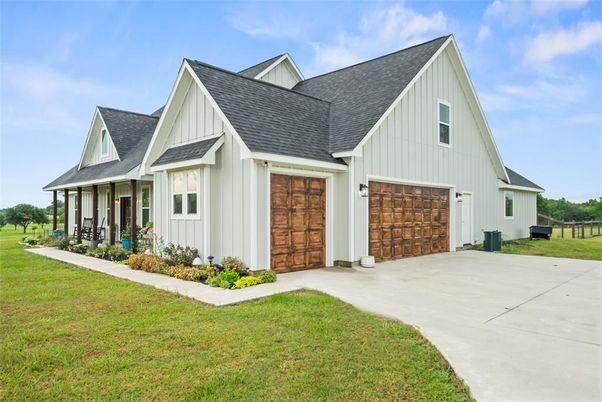 Attached, Exterior, Facade, Farmhouse