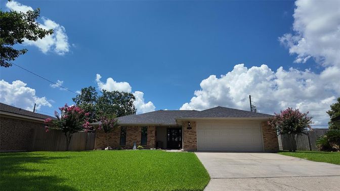 Attached, Exterior, Facade, Brick Facade, Ranch
