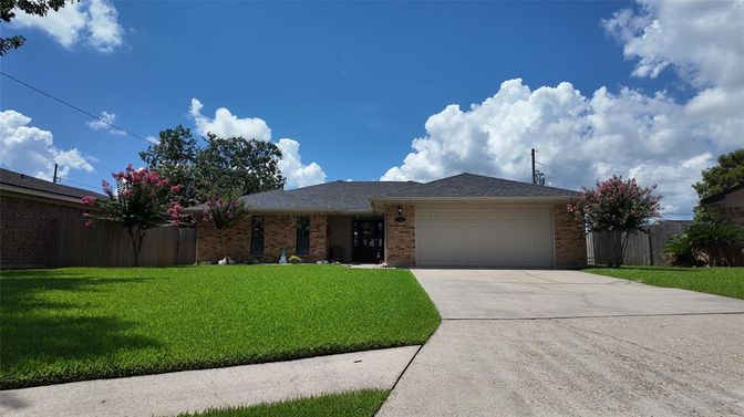 Attached, Exterior, Facade, Brick Facade, Ranch