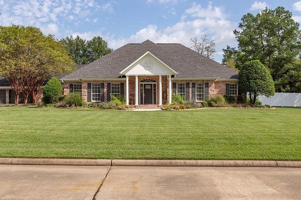 Exterior, Facade, Brick Facade, Ranch
