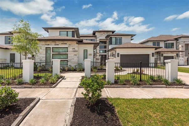 Attached, Exterior, Facade, Mediterranean