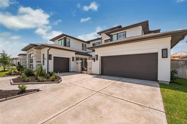 Attached, Exterior, Facade, Modern