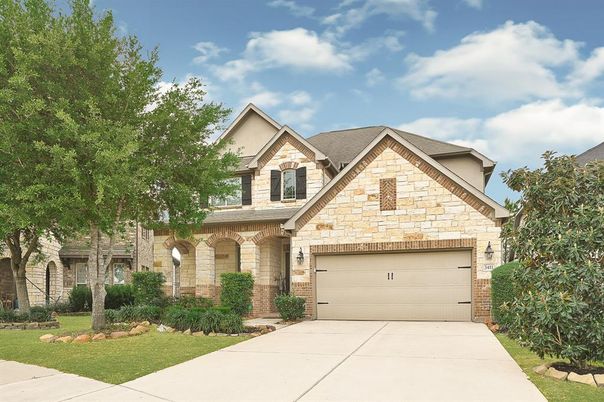 Attached, Exterior, Facade, Brick Traditional