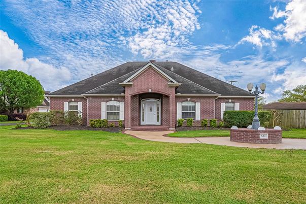 Backyard, Exterior, Facade, Brick Facade, Brick Traditional