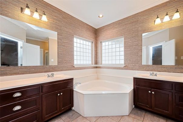 Bathroom, Dual Sink Vanities, Interior, Recessed Lighting