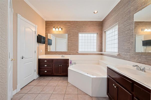 Bathroom, Dual Sink Vanities, Interior, Recessed Lighting