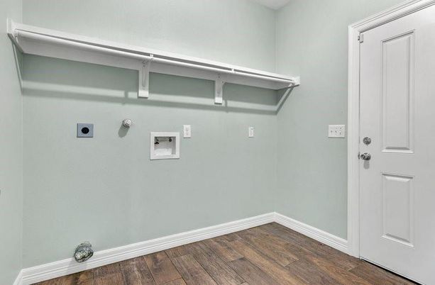 Interior, Walk-in Closets, Wood Texture Flooring
