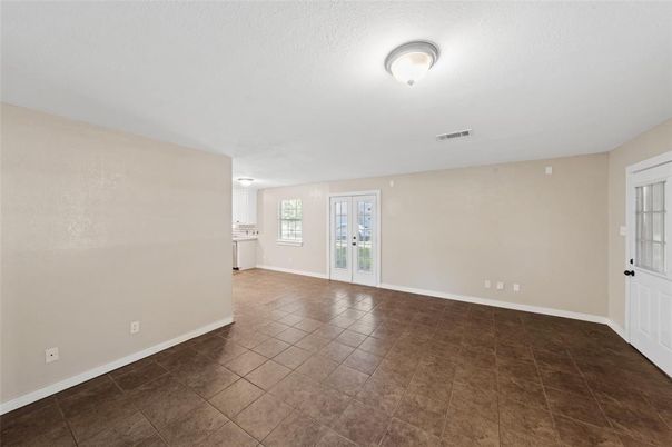 Empty room, Interior