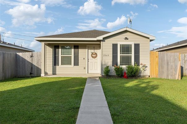 Backyard, Exterior, Facade, Ranch
